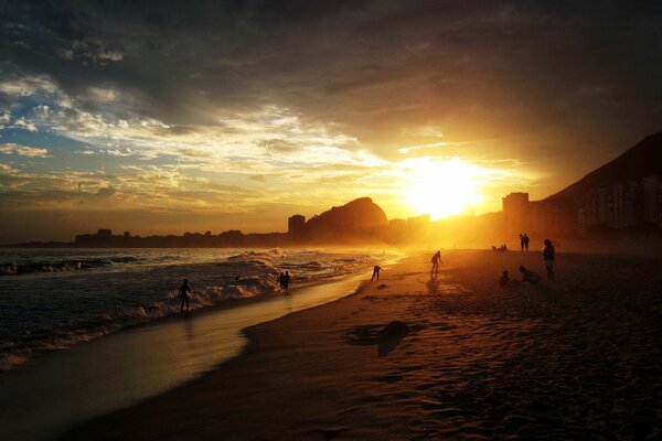 Tło Zachód słońca na plaży w Rio de Janeiro