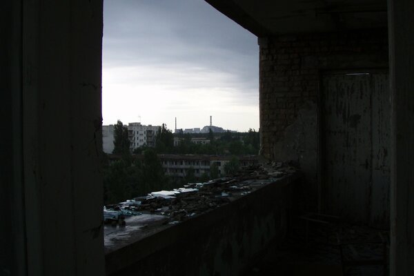 Вид из окна на Чернобыльскую станцию