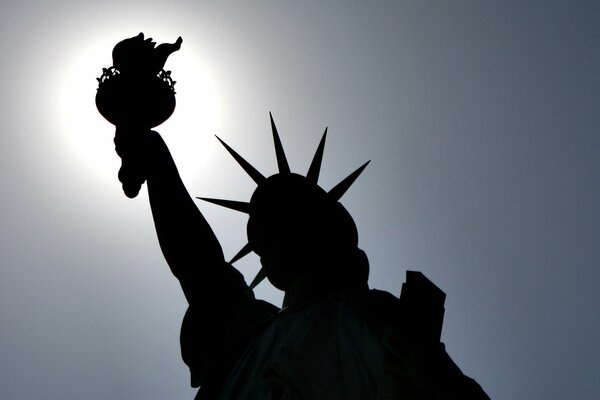 Símbolo de nueva York: la estatua de la libertad contra el cielo