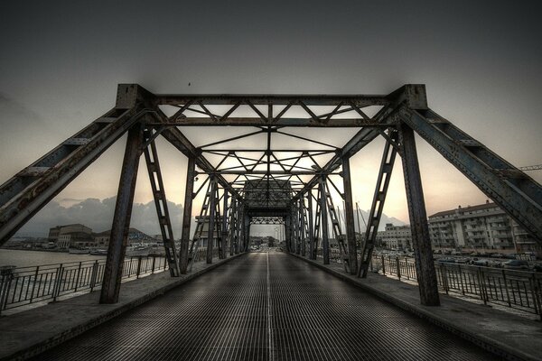 Stadtbrücke mit Meerblick