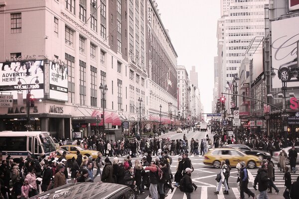 Via di New York con una folla di persone