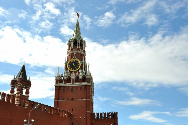 Kremlin sur fond de ciel bleu