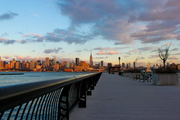 Coucher de soleil du soir sur le front de mer de New York