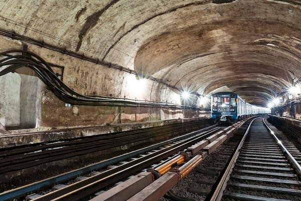 Treno nel tunnel della metropolitana