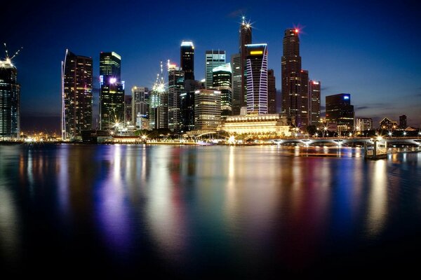 Luces de la ciudad nocturna. Rascacielos en Singapur
