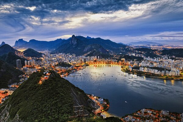 Hermosa bahía nocturna en las luces