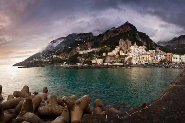 Costa de Amalfi y montañas en la niebla