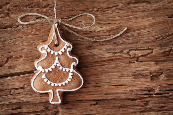 Weihnachtlicher Lebkuchen in Form eines Weihnachtsbaumes