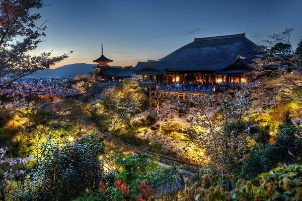 Helle Nachtlandschaft des Samurai-Hauses in Japan