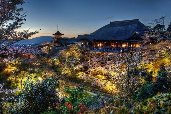 Яркий ночной пейзаж дома самураев в японии