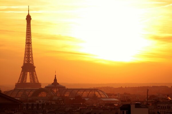 Foto della Torre Eiffel sullo sfondo del tramonto