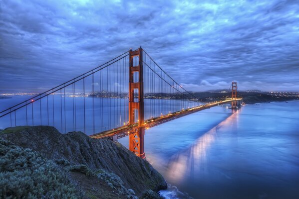 Eine Brücke am kalifornischen Fluss. Das goldene Tor von San Francisco