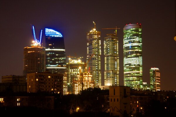 La ciudad nocturna de Moscú es genial