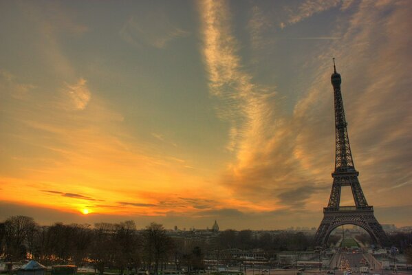 Eiffelturm vor dem Hintergrund der warmen Morgendämmerung