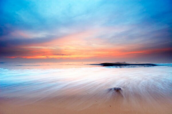 Mare e cielo con il sole al tramonto