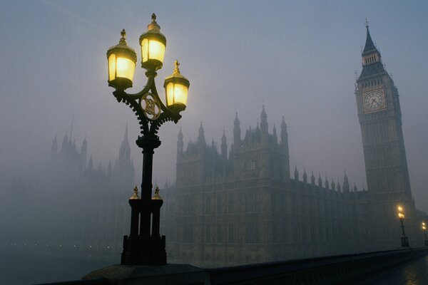 Tour de Londres et lanterne dans le brouillard