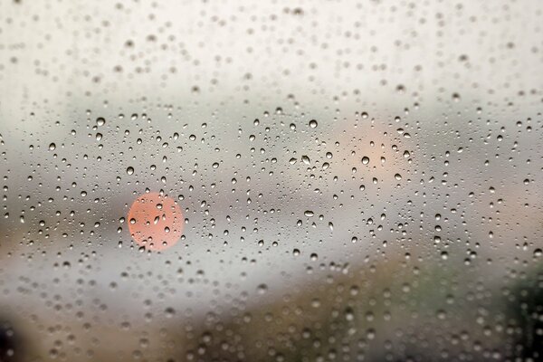 Fenêtre dans les gouttes de pluie