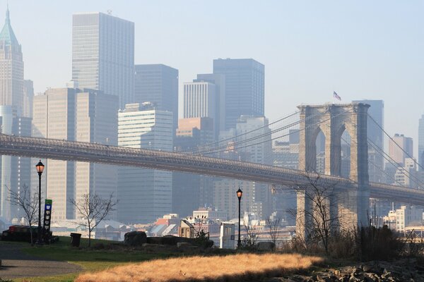 Puente largo en América en el fondo del amanecer