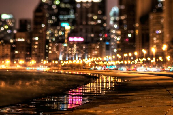 Ciudades nocturnas se encienden las luces se ven casas conduciendo coches