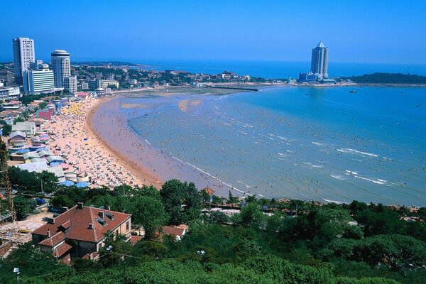 Belle vue sur la côte avec la plage