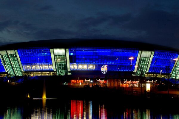 Arena w Doniecku nocą przy latarniach