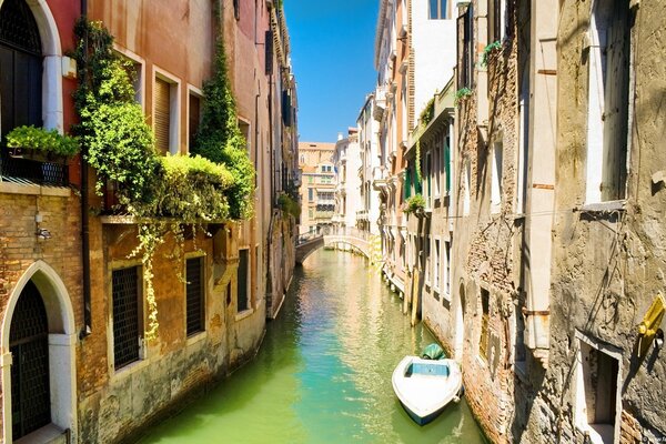 Bateau à la maison à Venise