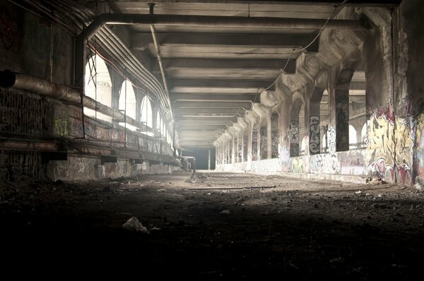 Túnel abandonado con graffiti