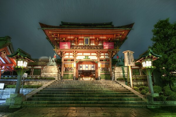 Красивый японский храм в свете фонарей