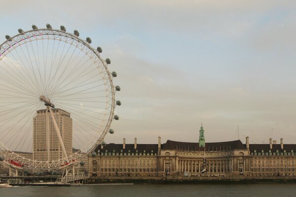 Grande roue à Londres sur fond de ciel