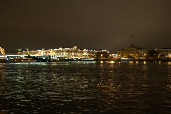 Brücke in der Nacht in St. Petersburg