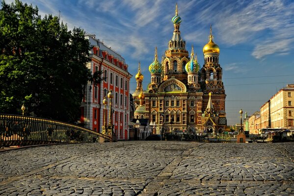 Iglesia en San Petersburgo por la tarde