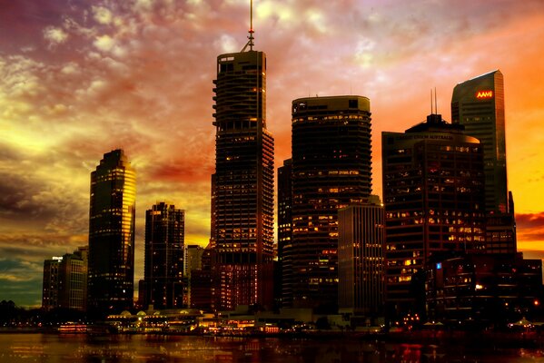 Австралийский город на закате, в неоновых огнях