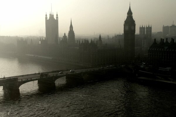 Black and white photo of the bridge over the River Thames