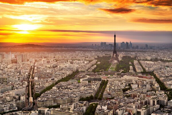 La ciudad de París en el fondo de la torre Eiffel al atardecer