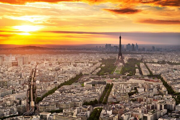 Città di Parigi sullo sfondo della Torre Eiffel al tramonto