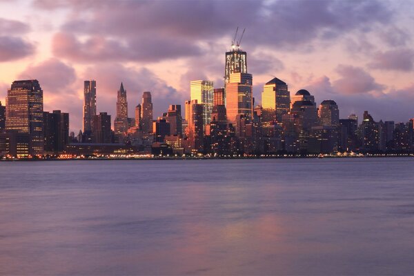 Blick auf die Wolkenkratzer von New York vom Wasser aus