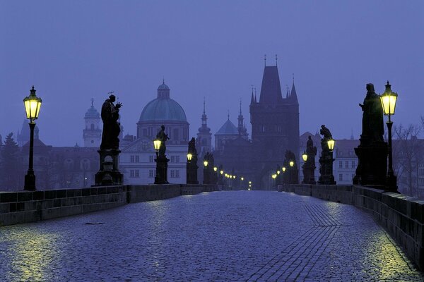 Nocny bezludny most-Arabskie miasto