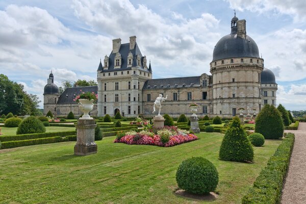 Castillo del Departamento de Francia en verano