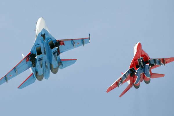 Russische Flugzeuge bei Militärparade