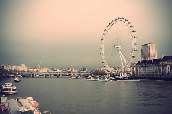 Rueda de la fortuna en Londres. Vista desde lo alto del río