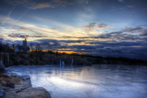 Beau paysage. Maison sur le lac