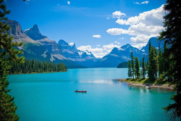 Lago de montaña azul en el bosque