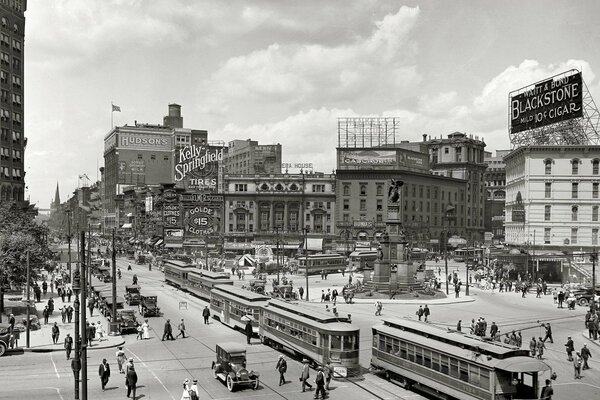 Straßenbahnen fahren durch die Straßen in Amerika