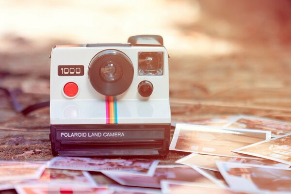 Retro-Polaroid-Kamera und seine Instant-Fotos