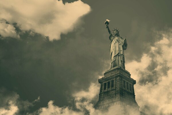 Estatua de la libertad en medio de las nubes
