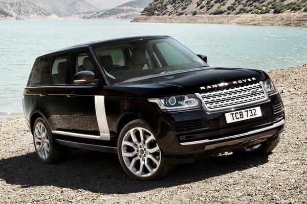 Belle voiture noire sur le rivage