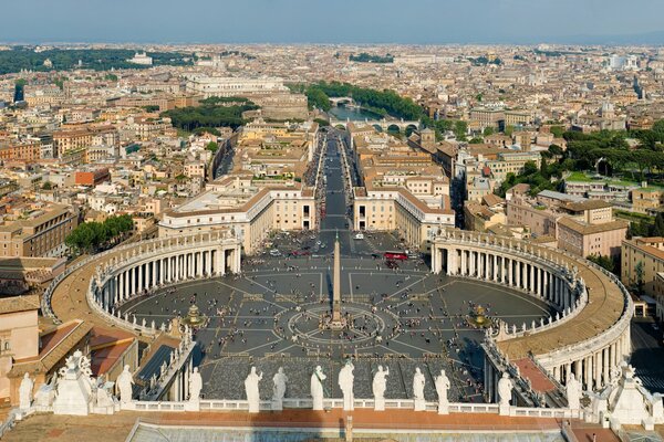 Piazza con Obelisco e colonnato in Vaticano