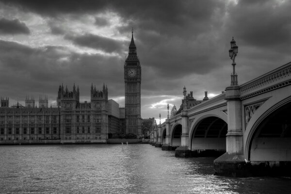 Bigban mit einer Brücke in London