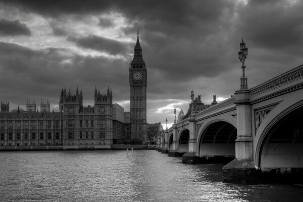 Bigban con un puente en Londres