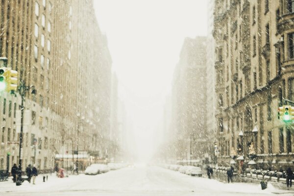 La calle Nevada de la metrópoli en invierno